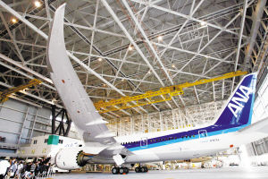 隨著一架B787“夢(mèng)想飛機(jī)”在日本東京羽田機(jī)場(chǎng)著陸，波音公司終于結(jié)束了其為期3年延遲交付的噩夢(mèng)